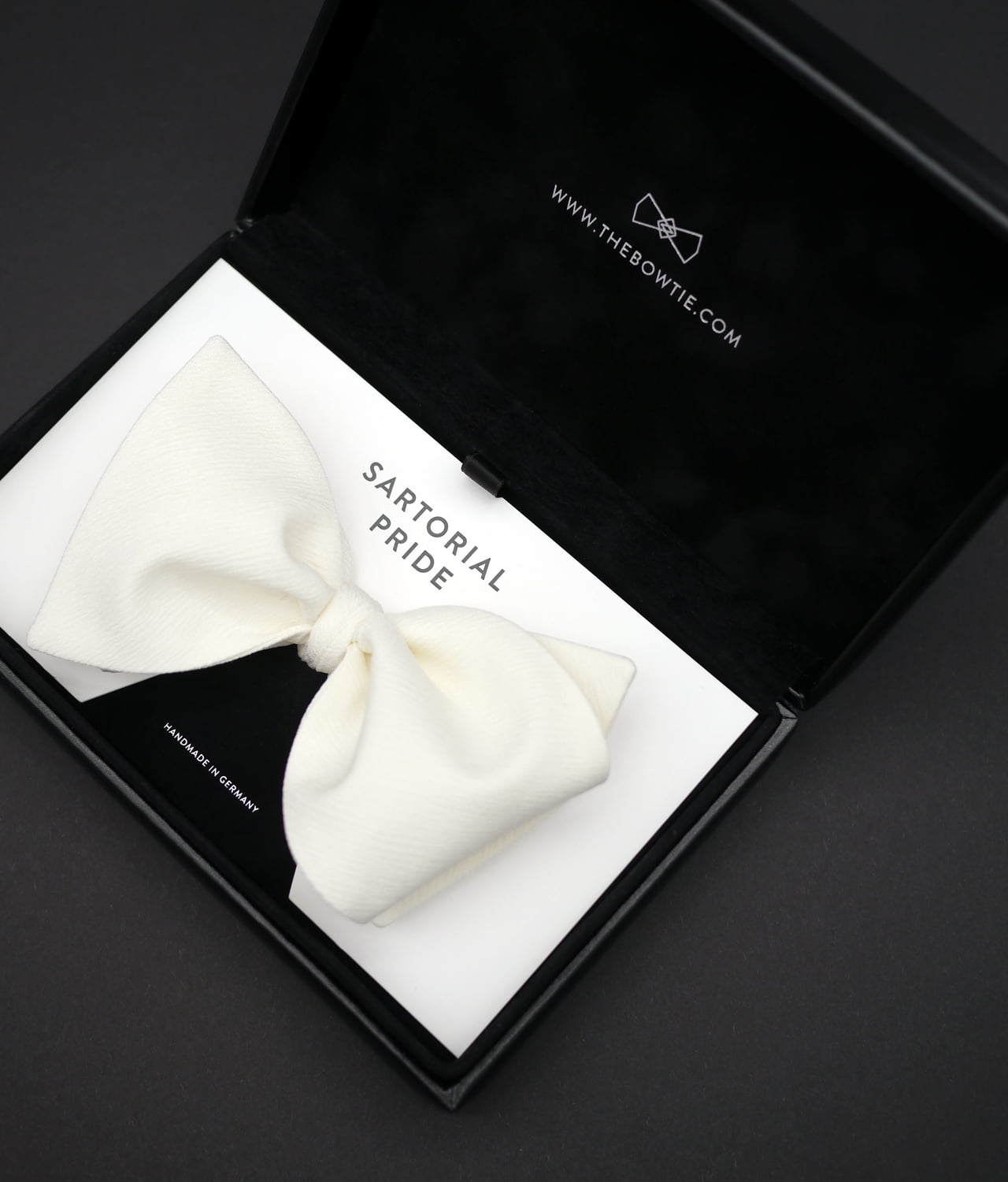 Exclusive White Bow Tie - 100% Silk - CDG6